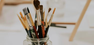 Pinceau posé à côté des toiles de peinture