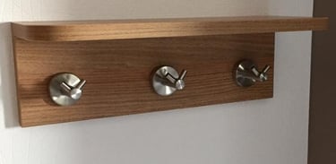 Mobilier pour salle de bain, plus excatement un porte serviette, provenant de la menuiserie Glohr.