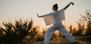 Femme qui pratique le Tai qi ou le Qi gong, pratique ancestrale chinoise