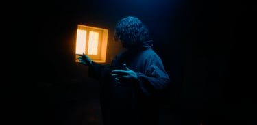 tournage dans un entrepot / hangar avec une fenêtre du rappeur Souffrance - LES MOYENS