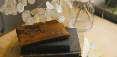 Pile de livres anciens