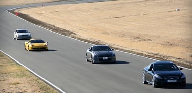 Carro esportivo preparado para track day em pista de corrida