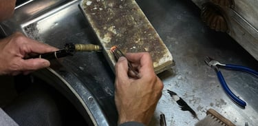 Javi, trabajando en una nueva joya personalizada en el taller de Alicante