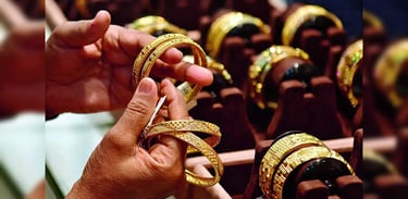 Gold Prices Hold Near Record Highs Amid U.S.-China Trade War Escalation