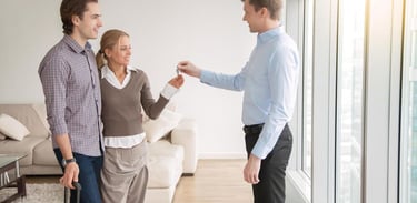 Équipe de la conciergerie Cozyguest en train de préparer une propriété pour les invités