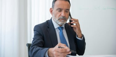 Asesor funerario experto en repatriaciones internacionales prestando asesoría personalizada