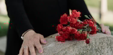 Servicio fúnebre internacional. Hombre depositando flores