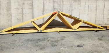 a triangle shaped wooden structure with a wooden frame, charpente économique, épicéa, connecteur,