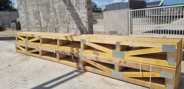 a wooden pallet with a wooden pallet and a fence, poutre treillis, légère, longue portée, charpente