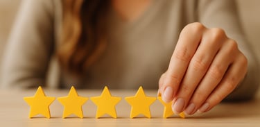 Nahaufnahme einer weiblichen Hand mit natürlichem Hautton und gepflegten Nägeln, die entspannt auf e
