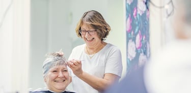 Paula värjäämässä hiuksia esimerkkikuva