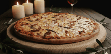 Pizza gourmet de masa delgada sobre una tabla de madera con velas y vino tinto para una cena