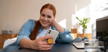 Pessoa ganhando renda extra com microtarefas pelo celular em casa