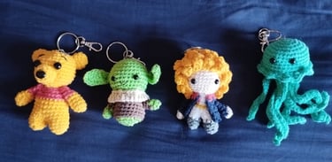Llaveros de amigurumi hechos a mano de Pooh, Baby Yoda, el Principito y una medusa de color turquesa