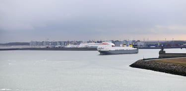 chegando de navio ao porto de zeebrugge