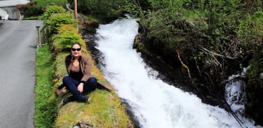foto da autora na trilha das cachoeiras em Geiranger