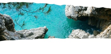 Foto de fundo da página com vista do Mar Adriático, destacando a coloração azul-esverdeada da água