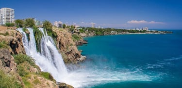 Cachoeira Düden em Antália, com água caindo em cascata rodeada por vegetação verdejante