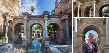 Arco de Adriano em Antália com a autora na frente e a praça ao redor
