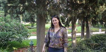 Foto da autora nos jardins em Haifa.