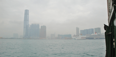 Vista da Baía de Hong Kong pela manhã com neblina e navio de cruzeiro