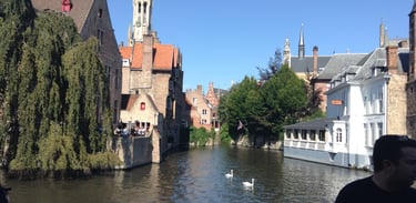 vista da cidade de Bruges no canal 