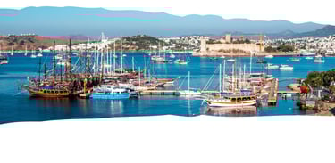 Foto de fundo da página com vista panorâmica do mar azul turquesa de Bodrum, na Turquia