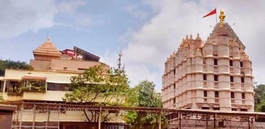 Fachada do Templo Shree Siddhivinayak em Mumbai — o que fazer em Mumbai