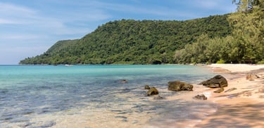 Praia de Serendipity em Sihanoukville com areia clara e mar calmo.