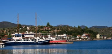 Vista dos barcos ancorados na orla de Vólos, a caminho da cidade.