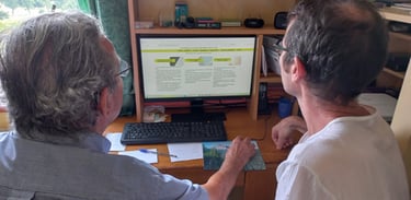 Photo montrant l'ami numerique donnant une explication à un client