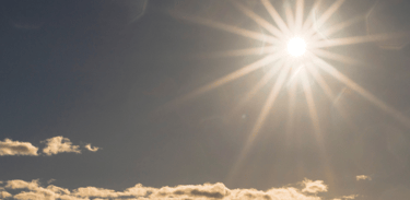 Soleil de l'après-midi dans le ciel