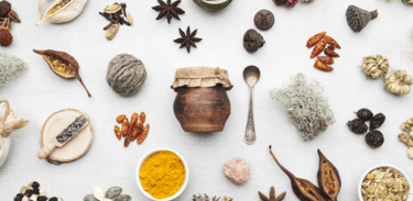 Des plantes et des épices posées à plat sur une table