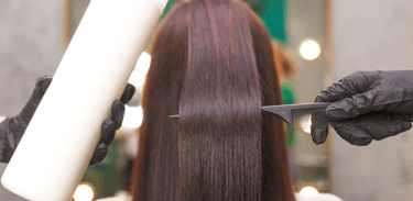 Lissage brésilien sur cheveux crépus, bonne idée ou pas ?