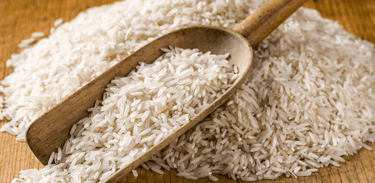 Un tas de riz posé sur une table
