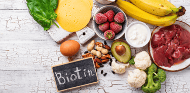 Aliments qui contiennent de la biotine : fraises, brocoli, chou-fleur, foie, œuf, banane, cacahuètes
