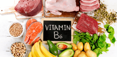 Des aliments qui contiennent de la vitamine B6 : saumon, noix, avocat, banane, viande rouge…