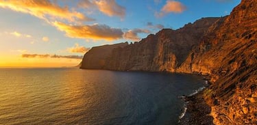 Vista panorámica de los acantilados de Los Gigantes en Tenerife destino imprescindible en furgoneta camper