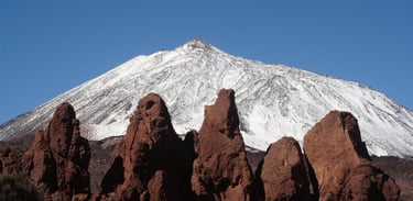 Parque Nacional del Teide nevado con formaciones rocosas verticales en la Ruta Circular, excursión en camper