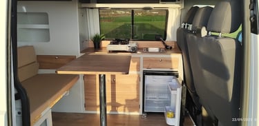 Furgoneta camper equipada con cocina, cama y ducha en Tenerife