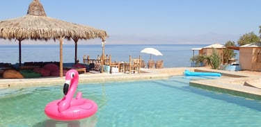 Zwembad met flamingo, zeezicht, arisha en bungalows bij Bedouin Star, Ras Shitan, Sinaï