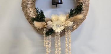 Couronne de noël faite par l'Ensorce'Fleurs, tons vert et beige