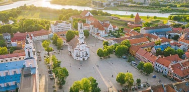 Kauno senamiesčio rotušė saulei leidžiantis