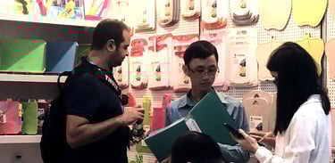 The company team communicates with customers at the exhibition