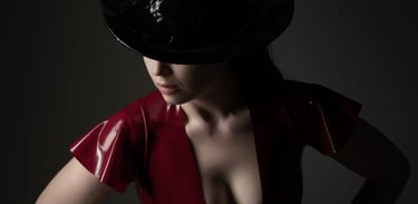 Latex Galerie – Wowart Fotostudio Chur: Dramatische Inszenierung zwischen Licht und Schatten, Mode und Mystik