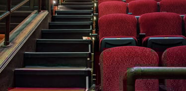 Neutralizacja wirusów i odświeżanie tapicerki foteli kinowych w obiektach użyteczności publicznej sprzętem EV Poseidon.