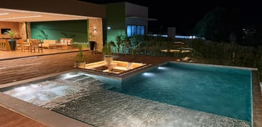 Visão noturna geral da piscina e área gourmet do El Shaddai Rancho para alugar em Miguelópolis SP