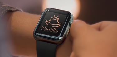 Montre connectée affichant le logo d'une relaxologue sur le poignet d'une personne.