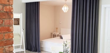 Tamsiai pilkos užuolaidos atskirti miegamajam kambariui