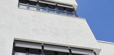 Immeuble blanc avec façade propre après entretien